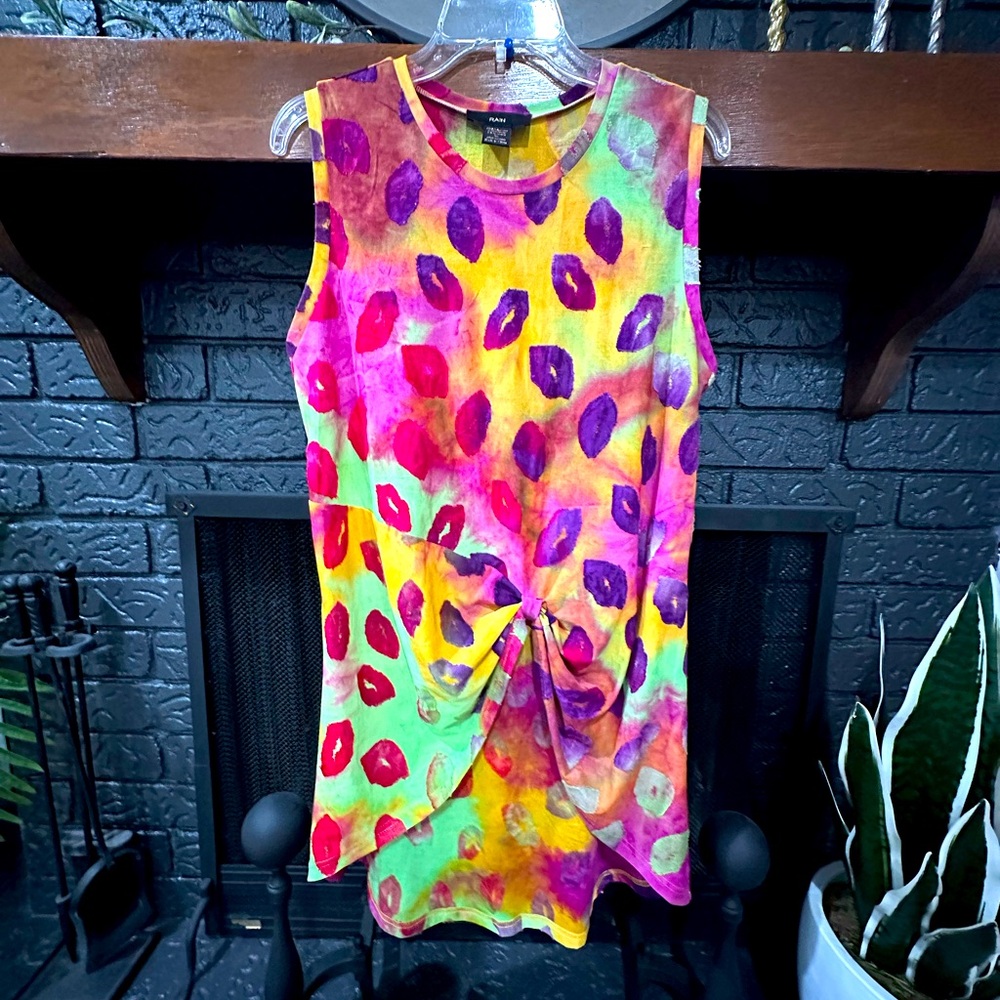 Hi-lo Sleveless Blouse Multi-colored with subtle lip print